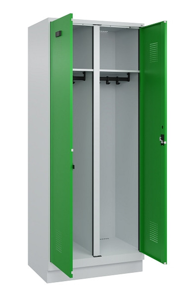C+P Schwarz-Weiß-Spind Evolo PLUS, mit Sockel, 2 Abteile, 1950x800x500mm, 7035/6, Frontfarbe RAL 6037 Reingrün, Zylinderschloss, 049022-22 S10038