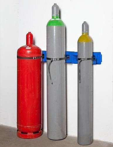 DENIOS Gasflaschen-Wandhalter WH 3-P universal aus Polyethylen (PE), für 3 Flaschen (max. Ø 320 mm), 241-361