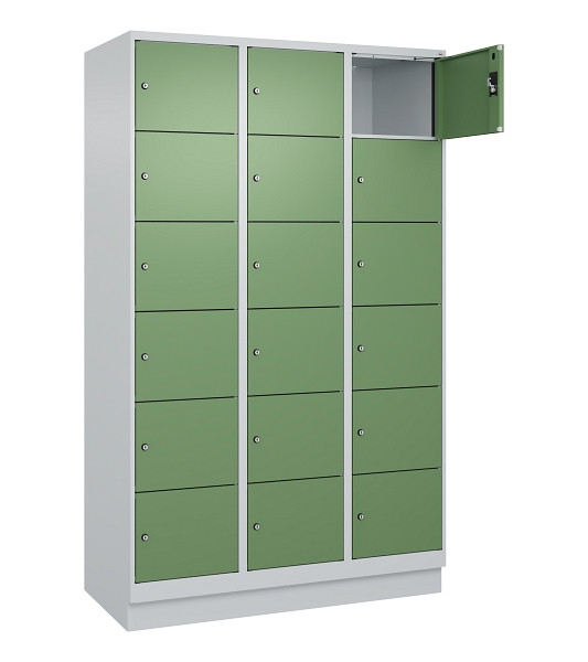 C+P Schließfachschrank Evolo PLUS, mit Sockel, 18 Fächer, 1950x1200x500mm, 7035/6011 Resedagrün, 049020-326 S10010