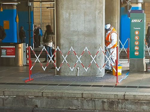 Moravia Schwere Scherensperre aus Stahlrohr, rot/weiß lackiert, rote Reflexstreifen, ausziehbar bis 4.000 mm, 311263