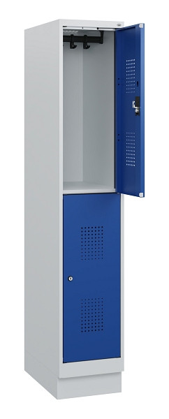 C+P Doppelstöckiger Spind Evolo PLUS, Sockel, 2 Fächer, 1630x300x500mm, 7035/501, Frontfarbe RAL 5010 Enzianblau, Zylinderschloss, 0493205-10 S10029