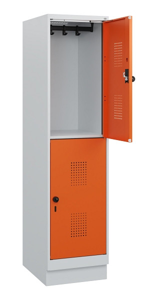 C+P Doppelstöckiger Spind Evolo PLUS, Sockel, 2 Fächer, 1630x400x500mm, 7035/200, Drehriegel, 0493205-12 S10002