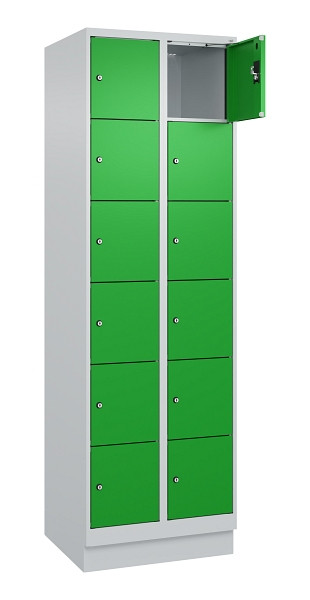 C+P Schließfachschrank Evolo PLUS, mit Sockel, 12 Fächer, 1950x600x500mm, 7035/6, Frontfarbe RAL 6037 Reingrün, 049020-206 S10011