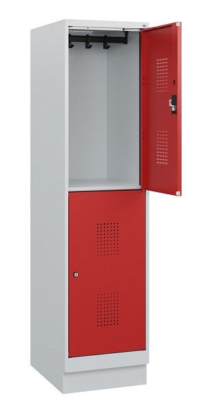 C+P Doppelstöckiger Spind Evolo PLUS, Sockel, 2 Fächer, 1630x400x500mm, 7035/300, Frontfarbe RAL 3000 feuerrot, Zylinderschloss, 0493205-12 S10024