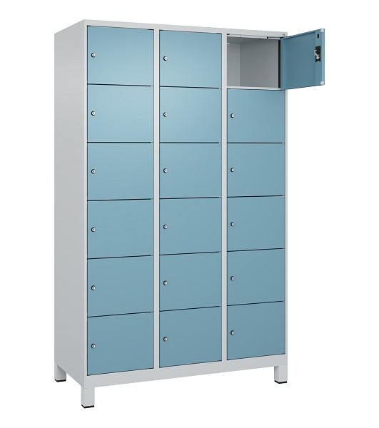 C+P Schließfachschrank Evolo PLUS, mit Füßen, 18 Fächer, 1950x1200x500mm, 7035/2406015 RDS Architekturblau, 049010-326 S10009