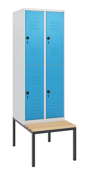 C+P Doppelstöckiger Spind Classic PLUS, 2 Abteile, 1950x600x815mm, 7035/5012, Drehriegel, Buche-Sitzleisten, mit untergebauter Sitzbank, 0803505-20 S10004
