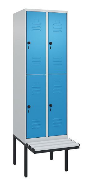 C+P Doppelstöckiger Spind Classic PLUS, 2 Abteile, 2120x600x815mm, 7035/5012, Drehriegel, mit Untergestell und schwebender Sitzfläche, 0803407-20 S10109