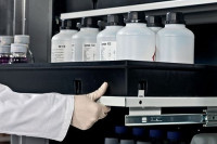 Vorschau: asecos Chemikalienschrank Systema-T CS-102, Korpus anthrazit, Flügeltüren grau, 2 Tablarauszüge, 208655 Vorschau: asecos Chemikalienschrank Systema-T CS-102, Korpus anthrazit, Flügeltüren grau, 2 Tablarauszüge, 208655