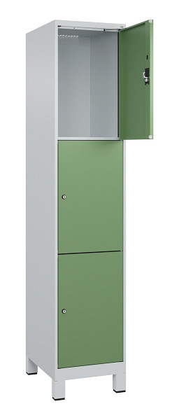 C+P Schließfachschrank Evolo PLUS, mit Füßen, 3 Fächer, 1950x400x500mm, 7035/60, Frontfarbe RAL 6011 Resedagrün, 049010-123 S10010