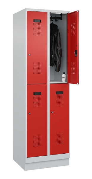 C+P Doppelstöckiger Spind Evolo PLUS, mit Sockel, 4 Fächer, 1950x600x500mm, 7035, Frontfarbe RAL 3020 Verkehrsrot, Zylinderschloss, 049320-20 S10032