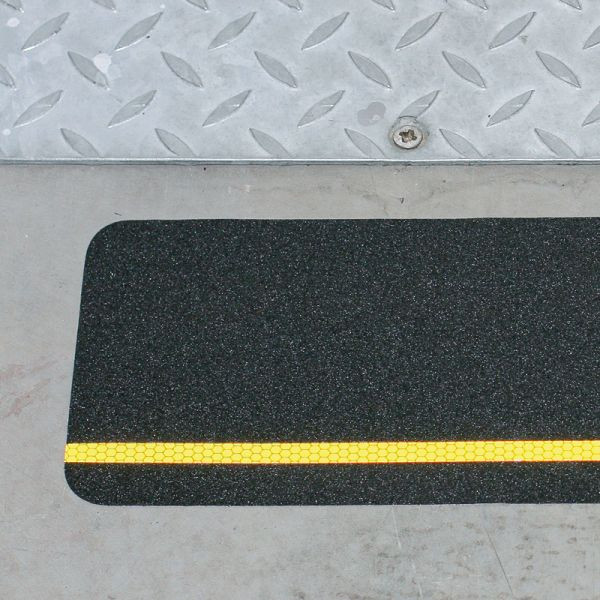 m2 Antirutschbelag Multifunktionsbelag schwarz mit Streifen gelb reflektierend 150x610mm, MFB31500600