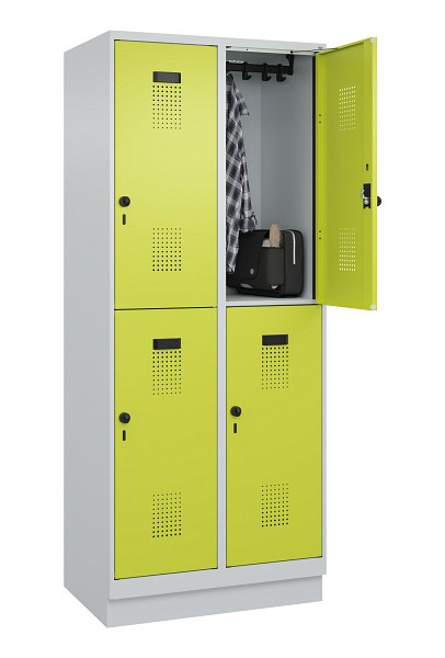 C+P Doppelstöckiger Spind Evolo PLUS, mit Sockel, 4 Fächer, 1950x800x500mm, 7035, 1108060 RDS Clowngrün, Drehriegel, 049320-22 S10015
