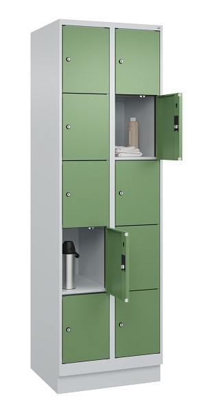 C+P Schließfachschrank Evolo PLUS, mit Sockel, 10 Fächer, 1950x600x500mm, 7035/6, Frontfarbe RAL 6011 Resedagrün, 049020-205 S10010
