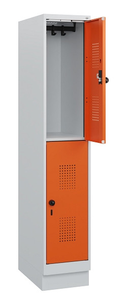 C+P Doppelstöckiger Spind Evolo PLUS, Sockel, 2 Fächer, 1630x300x500mm, 7035/200, Drehriegel, 0493205-10 S10002