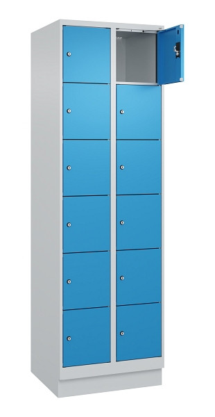 C+P Schließfachschrank Evolo PLUS, mit Sockel, 12 Fächer, 1950x600x500mm, 7035/5, Frontfarbe RAL 5012 Lichtblau, 049020-206 S10007
