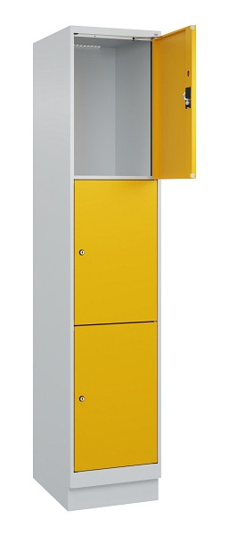 C+P Schließfachschrank Evolo PLUS, mit Sockel, 3 Fächer, 1950x400x500mm, 7035/10, Frontfarbe RAL 1004 Goldgelb, 049020-123 S10000