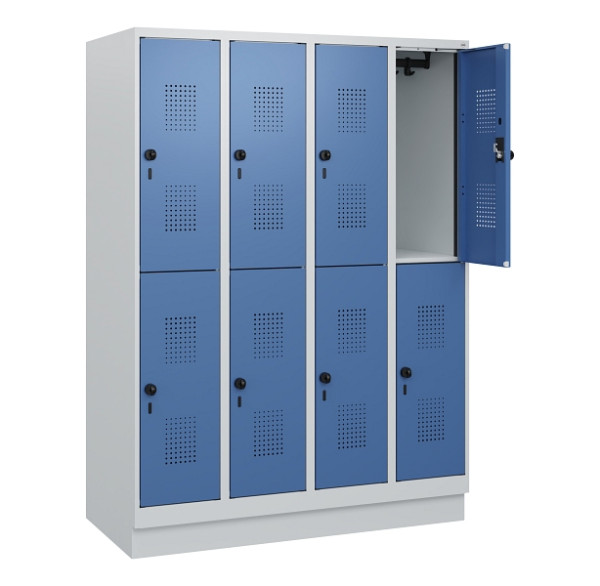 C+P Doppelstöckiger Spind Evolo PLUS, Sockel, 8 Fächer, 1630x1200x500mm, 7035/50, Frontfarbe RAL 5023 Fernblau, Drehriegel, 0493205-40 S10008