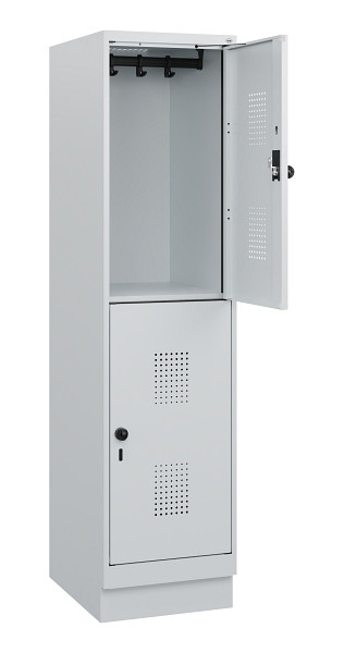 C+P Doppelstöckiger Spind Evolo PLUS, Sockel, 2 Fächer, 1630x400x500mm, 7035/703, Drehriegel, 0493205-12 S10013