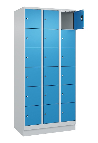 C+P Schließfachschrank Evolo PLUS, mit Sockel, 18 Fächer, 1950x900x500mm, 7035/5, Frontfarbe RAL 5012 Lichtblau, 049020-306 S10007