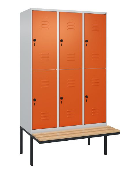 C+P Doppelstöckiger Spind Classic PLUS, 3 Abteile, 2120x1200x815mm, 7035/2004, Drehriegel, Sitzleisten aus Buche, schwebende Sitzfläche, 0803407-32 S10180