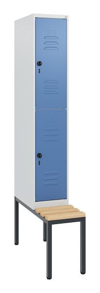 C+P Doppelstöckiger Spind Classic PLUS, Bank, 1950x300x815mm, 7035/5023, Drehriegel, Sitzleisten aus Buche, mit untergebauter Sitzbank, 0803505-10 S10005
