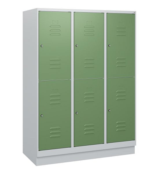 C+P Doppelstöckiger Spind Classic PLUS, Sockel, 3 Abteile, 1630x1200x500mm, 7035/6011, Zylinderschlösser, 0803205-32 S10036