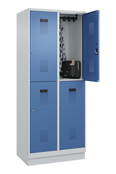 C+P Doppelstöckiger Spind Evolo PLUS, mit Sockel, 4 Fächer, 1950x800x500mm, 7035, Frontfarbe RAL 5023 Fernblau, Zylinderschloss, 049320-22 S10035