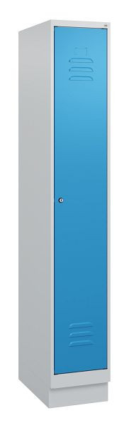 C+P Umkleidespind Classic PLUS mit Mitteltrennwand, Sockel, 1800x300x500mm, 7035/5012, Zylinderschloss, 0800207-10F S10019