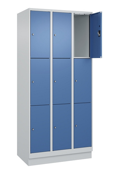 C+P Schließfachschrank Evolo PLUS, mit Sockel, 9 Fächer, 1950x900x500mm, 7035/50, Frontfarbe RAL 5023 Fernblau, 049020-303 S10008