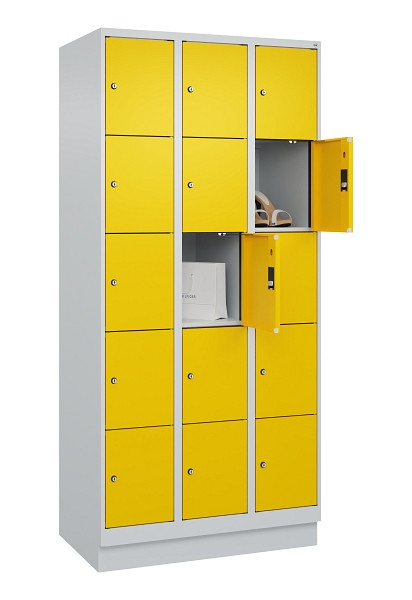 C+P Schließfachschrank Evolo PLUS, mit Sockel, 15 Fächer, 1950x900x500mm, 7035/1, Frontfarbe RAL 1023 Verkehrsgelb, 049020-305 S10001