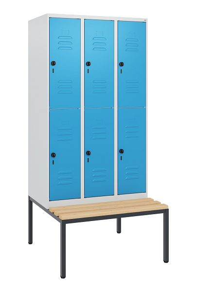 C+P Doppelstöckiger Spind Classic PLUS, 3 Abteile, 1950x900x815mm, 7035/5012, Drehriegel, Buche-Sitzleisten, mit untergebauter Sitzbank, 0803505-30 S10004