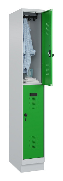 C+P Doppelstöckiger Spind Evolo PLUS, mit Sockel, 2 Fächer, 1950x300x500mm, 7035, Frontfarbe RAL 6037 Reingrün, Drehriegel, 049320-10 S10011