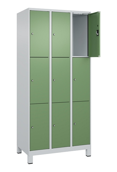C+P Schließfachschrank Evolo PLUS, mit Füßen, 9 Fächer, 1950x900x500mm, 7035/60, Frontfarbe RAL 6011 Resedagrün, 049010-303 S10010