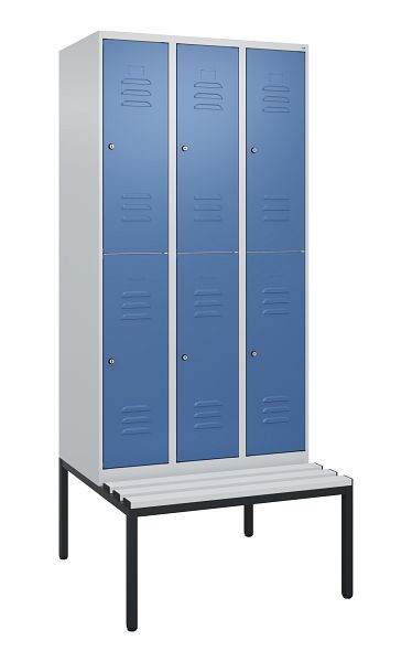 C+P Doppelstöckiger Spind Classic PLUS, 3 Abteile, 2120x900x815mm, 7035/5023, Zylinderschlösser, mit untergebauter Sitzbank, 0803507-30 S10020