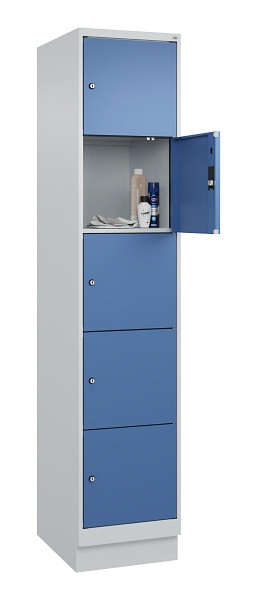 C+P Schließfachschrank Evolo PLUS, mit Sockel, 5 Fächer, 1950x400x500mm, 7035/50, Frontfarbe RAL 5023 Fernblau, 049020-125 S10008