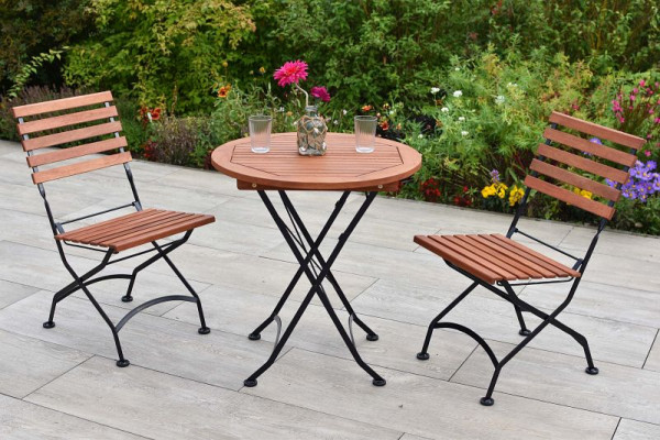 Merxx Schlossgarten Set 3-teilig, 2 Schlossgarten Klappstühle, 1 Schlossgarten Klapptisch, Ø 70 cm, Flachstahl mit FSC Eukalyptusbelattung, 50129-217
