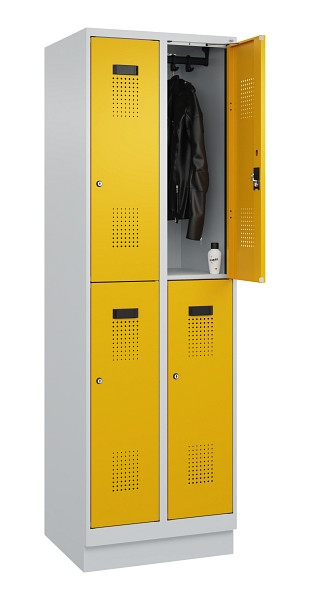 C+P Doppelstöckiger Spind Evolo PLUS, mit Sockel, 4 Fächer, 1950x600x500mm, 7035, Frontfarbe RAL 1004 Goldgelb, Zylinderschloss, 049320-20 S10027