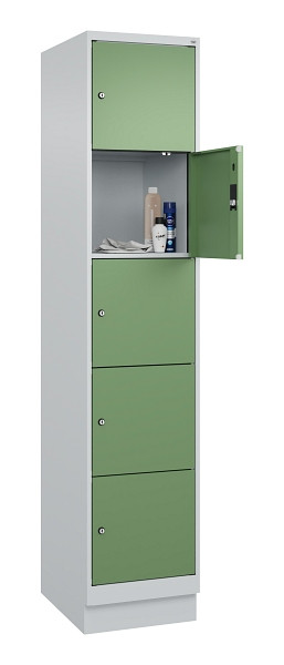 C+P Schließfachschrank Evolo PLUS, mit Sockel, 5 Fächer, 1950x400x500mm, 7035/60, Frontfarbe RAL 6011 Resedagrün, 049020-125 S10010