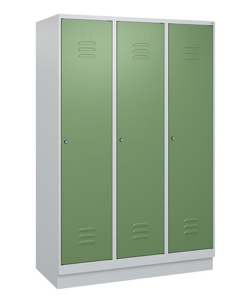 C+P Umkleidespind Classic PLUS mit Mitteltrennwand, Sockel, 3 Abteile, 1800x1200x500mm, 7035/6011, Zylinderschlösser, 0800207-32F S10021