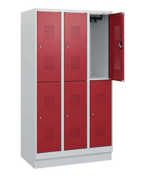 C+P Doppelstöckiger Spind Evolo PLUS, Sockel, 6 Fächer, 1630x900x500mm, 7035/300, Frontfarbe RAL 3003 Rubinrot, Zylinderschloss, 0493205-30 S10026