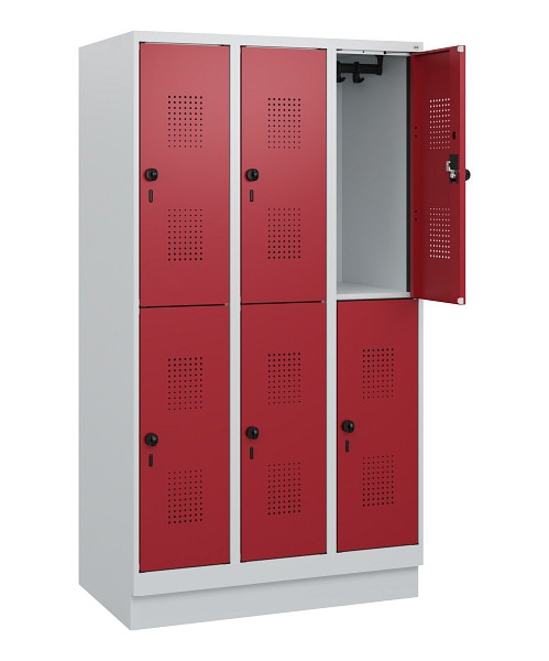 C+P Doppelstöckiger Spind Evolo PLUS, Sockel, 6 Fächer, 1630x900x500mm, 7035/300, Frontfarbe RAL 3003 Rubinrot, Drehriegel, 0493205-30 S10004