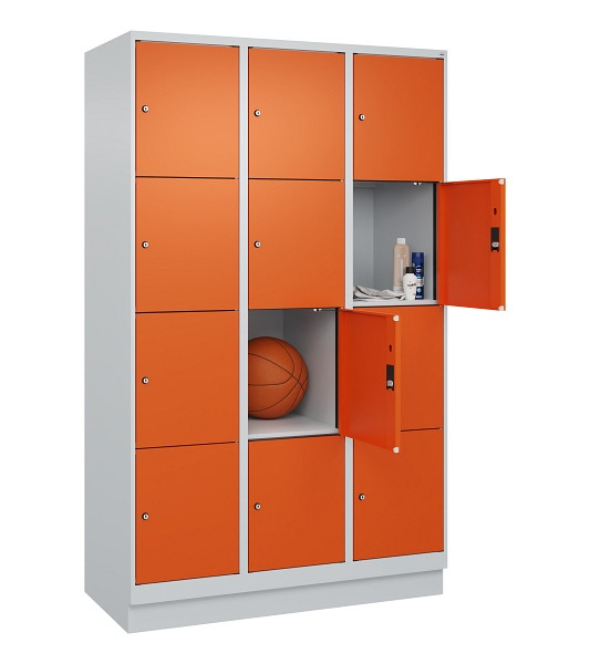 C+P Schließfachschrank Evolo PLUS, mit Sockel, 12 Fächer, 1950x1200x500mm, 7035/2004 Reinorange, Abteile 3, Abteilbreite 400 mm, 049020-324 S10002