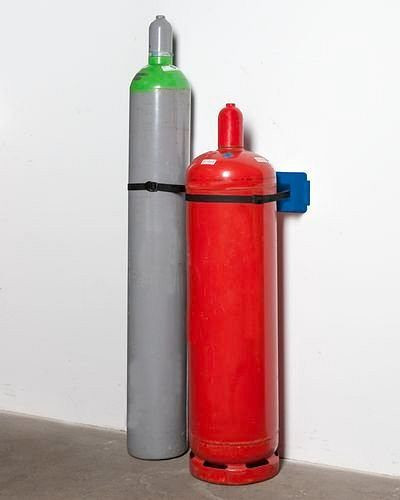 DENIOS Gasflaschen-Wandhalter WH 2-P universal aus Polyethylen (PE), für 2 Flaschen (max. Ø 320 mm), 241360