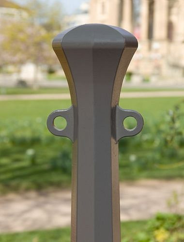 Moravia Poller aus Aluminium, feststehend, zum Einbetonieren, zwei Ösen, Höhe Überflur 900 mm, 310867