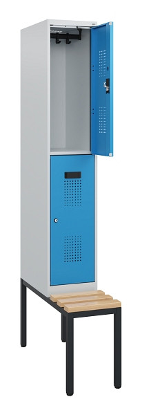 C+P Doppelstöckiger Spind Evolo PLUS, Bank, 2 Fächer, 1950x300x815mm, 7035/5012, Zylinderschloss, Sitzfläche Buche-Hartholz, Sitzbank, 0493505-10 S10031