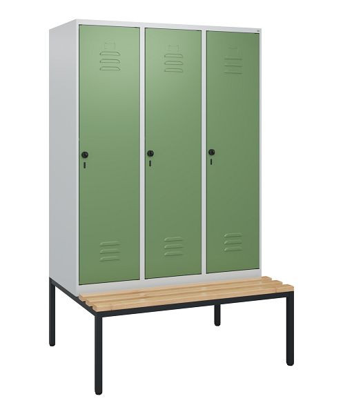 C+P Umkleidespind Classic PLUS, mit untergebauter Sitzbank, 3 Abteile, 1950x1200x815mm, 7035/6011, Drehriegel, Buche-Sitzleisten, 0800505-32 S10006