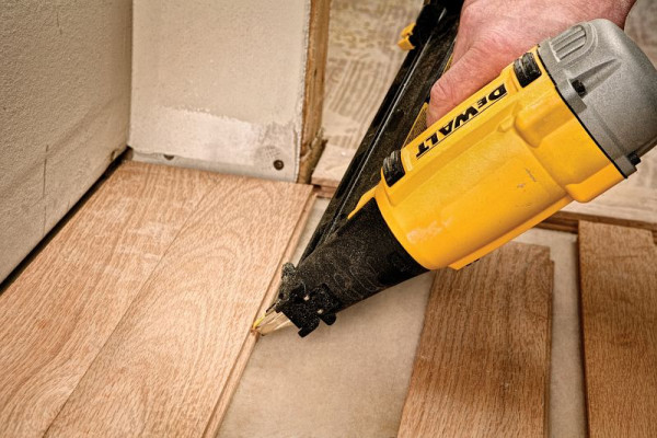 DeWalt Stauchkopfnagler Druckluft DNBDA, 64mm, DPN1564APP-XJ