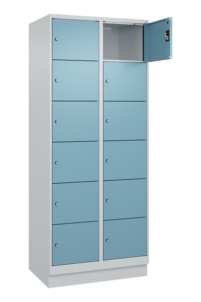 C+P Schließfachschrank Evolo PLUS, mit Sockel, 12 Fächer, 1950x800x500mm, 7035/0, Frontfarbe 2406015 RDS Architekturblau, 049020-226 S10009