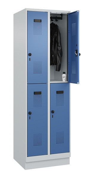 C+P Doppelstöckiger Spind Evolo PLUS, mit Sockel, 4 Fächer, 1950x600x500mm, 7035, Frontfarbe RAL 5023 Fernblau, Drehriegel, 049320-20 S10008