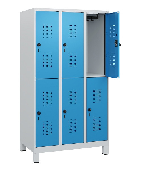 C+P Doppelstöckiger Spind Evolo PLUS, Füße, 6 Fächer, 1630x900x500mm, 7035/5012, Drehriegel, 0493105-30 S10007